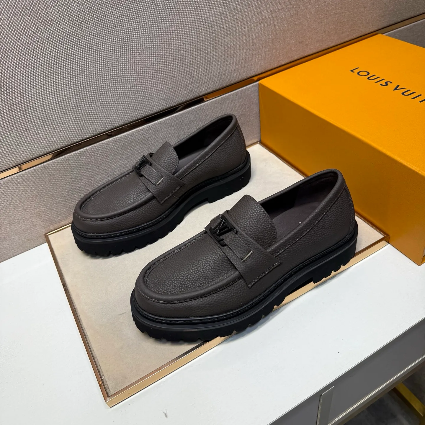 Men's men's shoes 💰pp620【Lv～】Men's casual leather shoes 2025z cabinet sales simultaneously 🔶Size: 39-44 #️⃣ 🔷3 colors🔜The upper is made of cowhide stitching ➕Cowhide lining, comfortable and breathable, sole: original comfortable and wear-resistant outsole, ⚠️real thing📱photographed🎬real thing is better📢📢📢